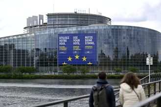 Straßburg, 25.04.2024: Ein großes Plakat an der Außenseite des EU-Parlaments in Straßburg weist auf die anstehenden EU-Wahlen hin. 